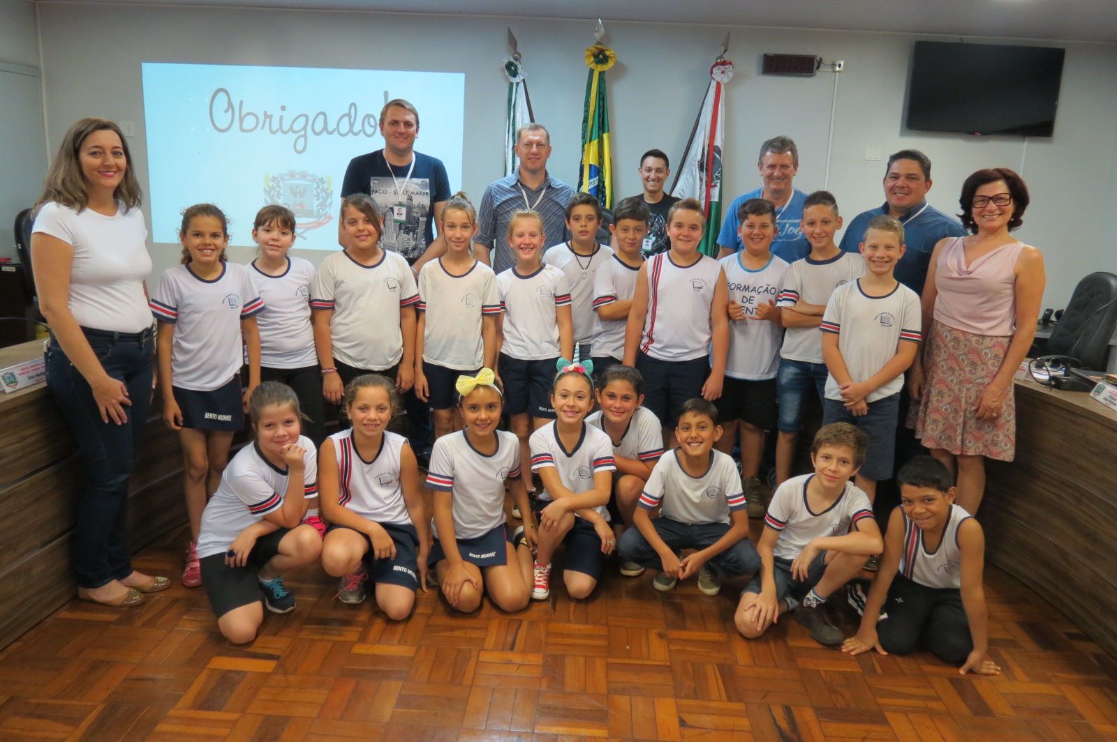 Alunos da Escola Bento Munhoz visitam a Câmara de Vereadores