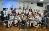 Alunos da Escola Criança Feliz visitam o Poder Legislativo