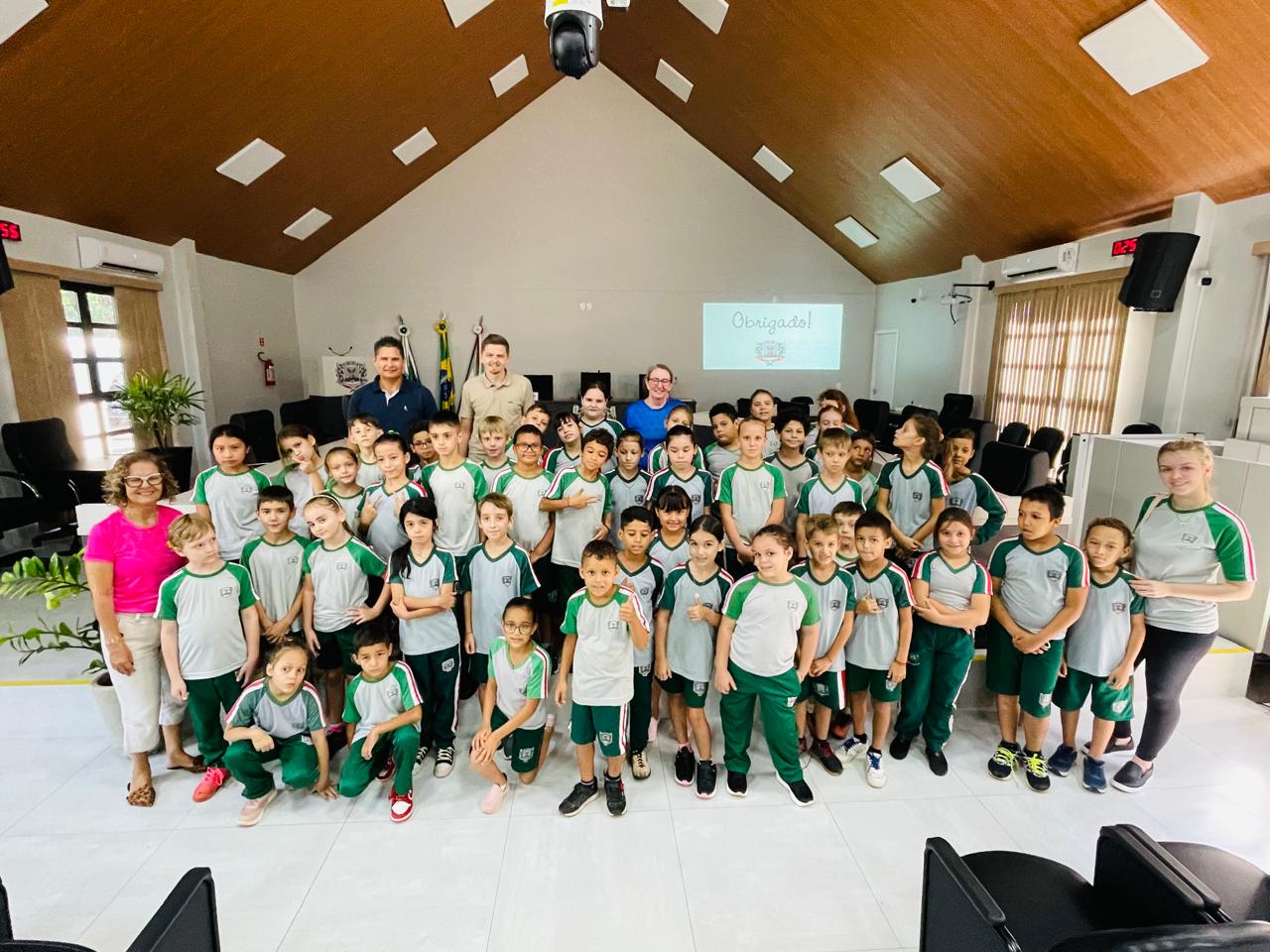  Câmara de Vereadores recebe visita de alunos da Escola Municipal Osvino Weirich