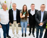 Ciclista Maria Müller é homenageada com Medalha de Honra ao Mérito do Poder Legislativo