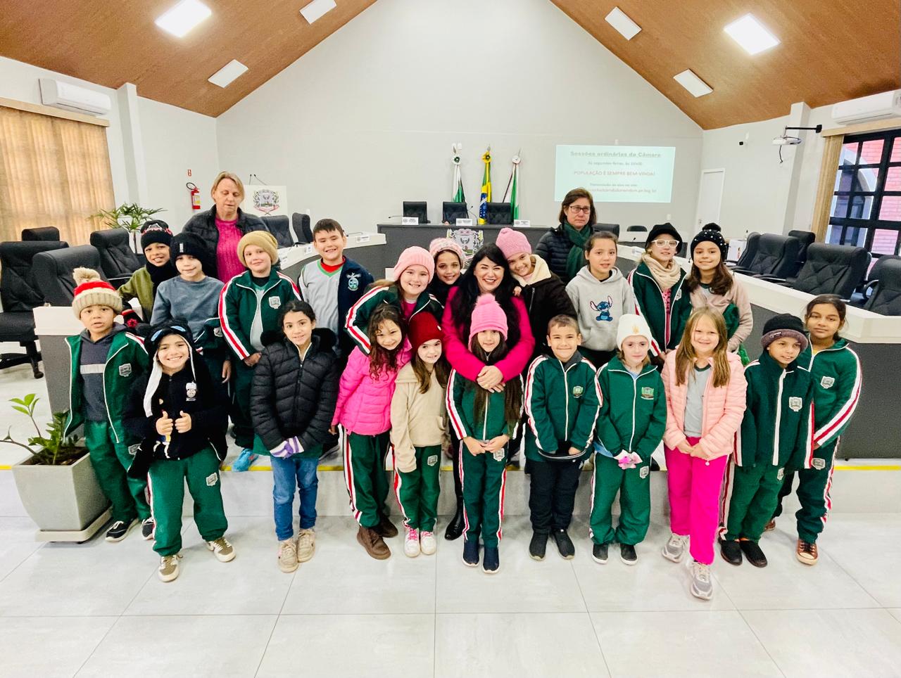 Estudantes da Escola Municipal Ana Paula visitam a Câmara de Vereadores