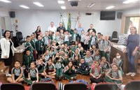 Estudantes do 3º ano da Escola Bento Munhoz da Rocha visitam o Legislativo