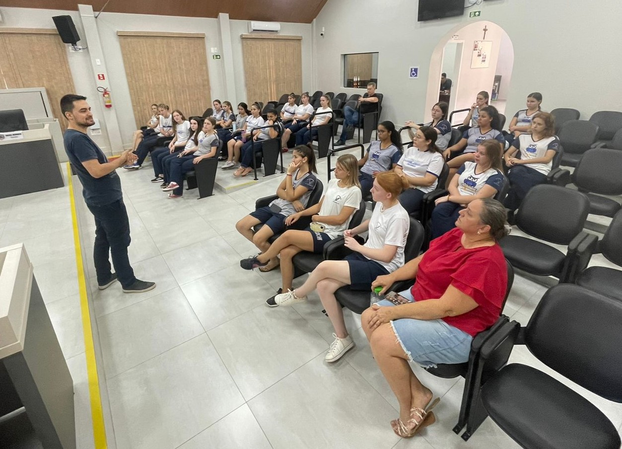 Estudantes do Colégio Estadual Eron Domingues visitam a Câmara de Vereadores
