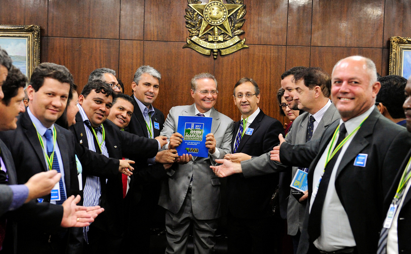 João Marcos entrega reivindicações ao presidente do Senado em evento da UVB