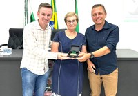 Pioneira Ilga Schneider recebe “Medalha de Honra ao Mérito” do Legislativo rondonense