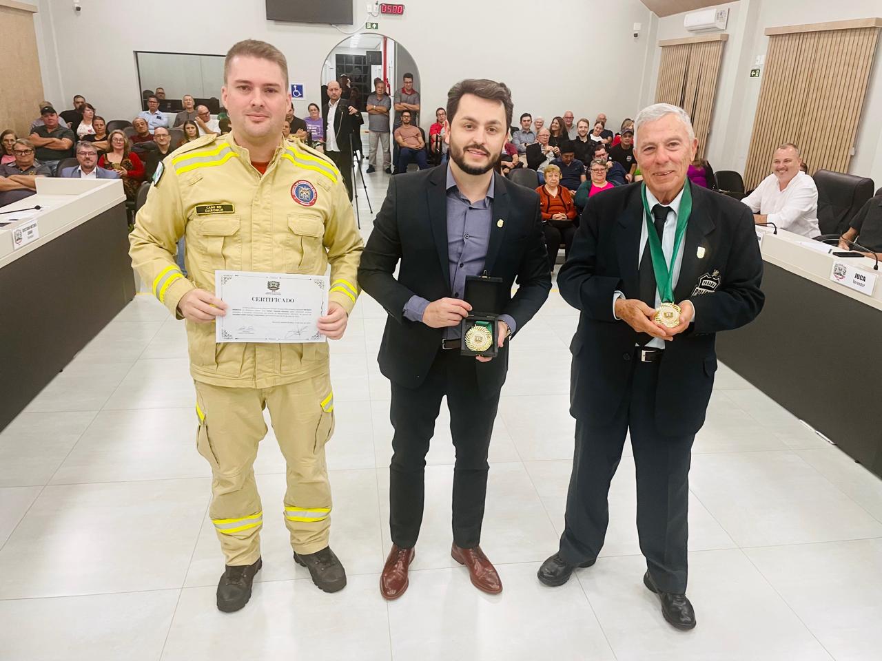 Poder Legislativo de Marechal Rondon presta homenagem a policiais civis e bombeiro
