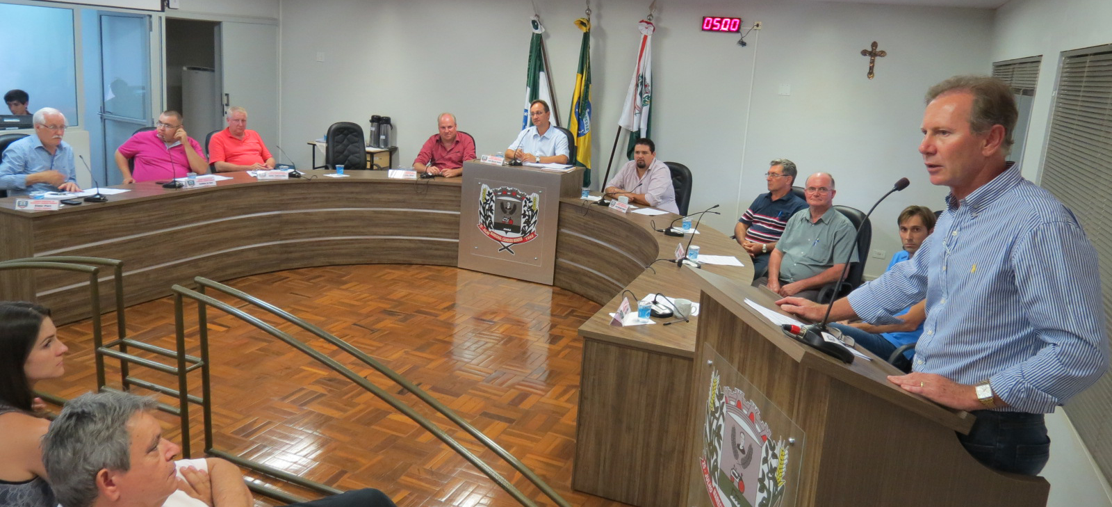 Prefeito participa de sessão da Câmara e apresenta relatório de atividades