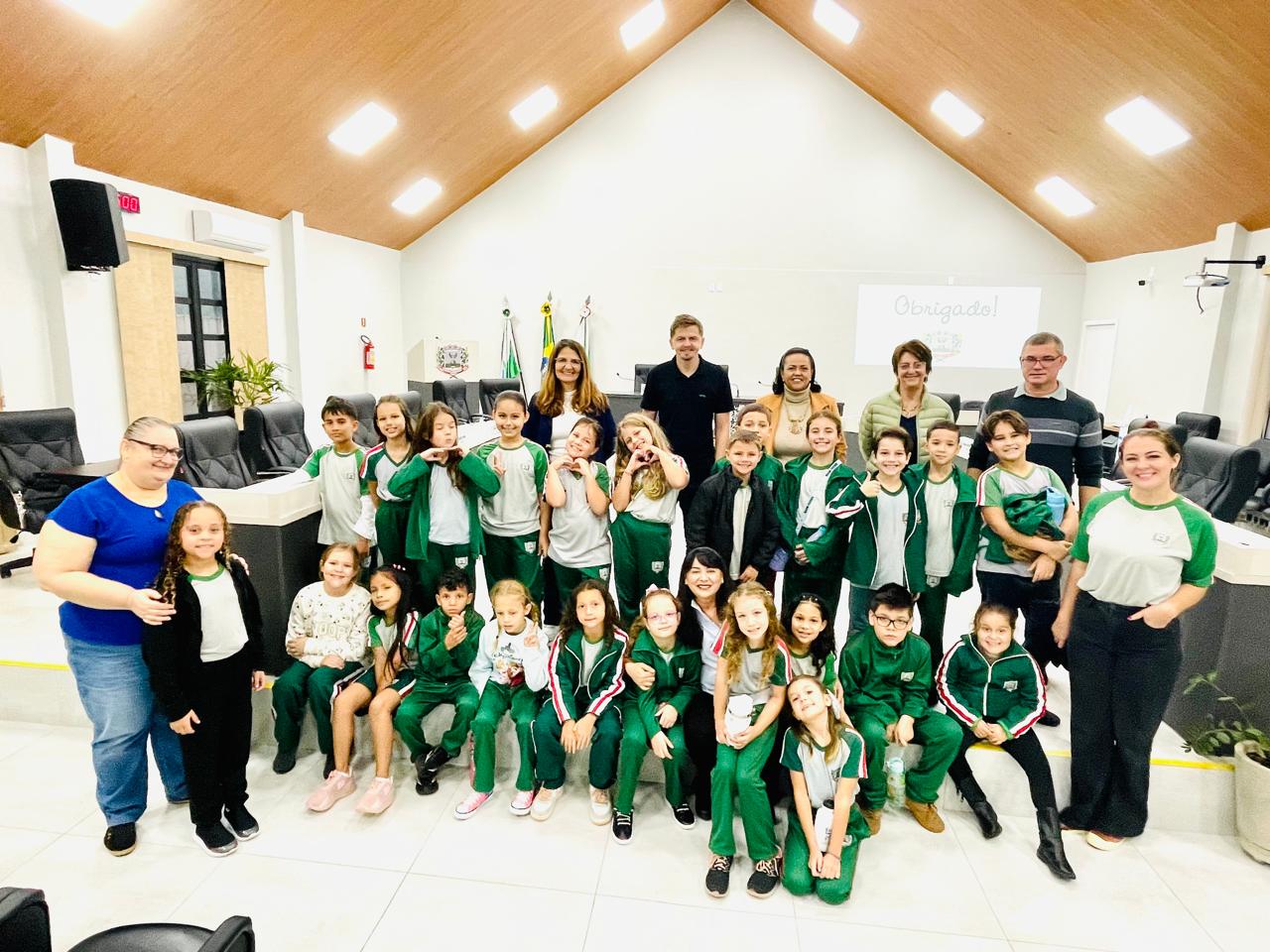Projeto “Conhecendo o Município” traz alunos da Escola 25 de Julho à sede do Poder Legislativo
