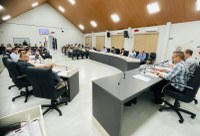 Projetos preveem que salários de prefeito, secretários e vereadores não serão reajustados